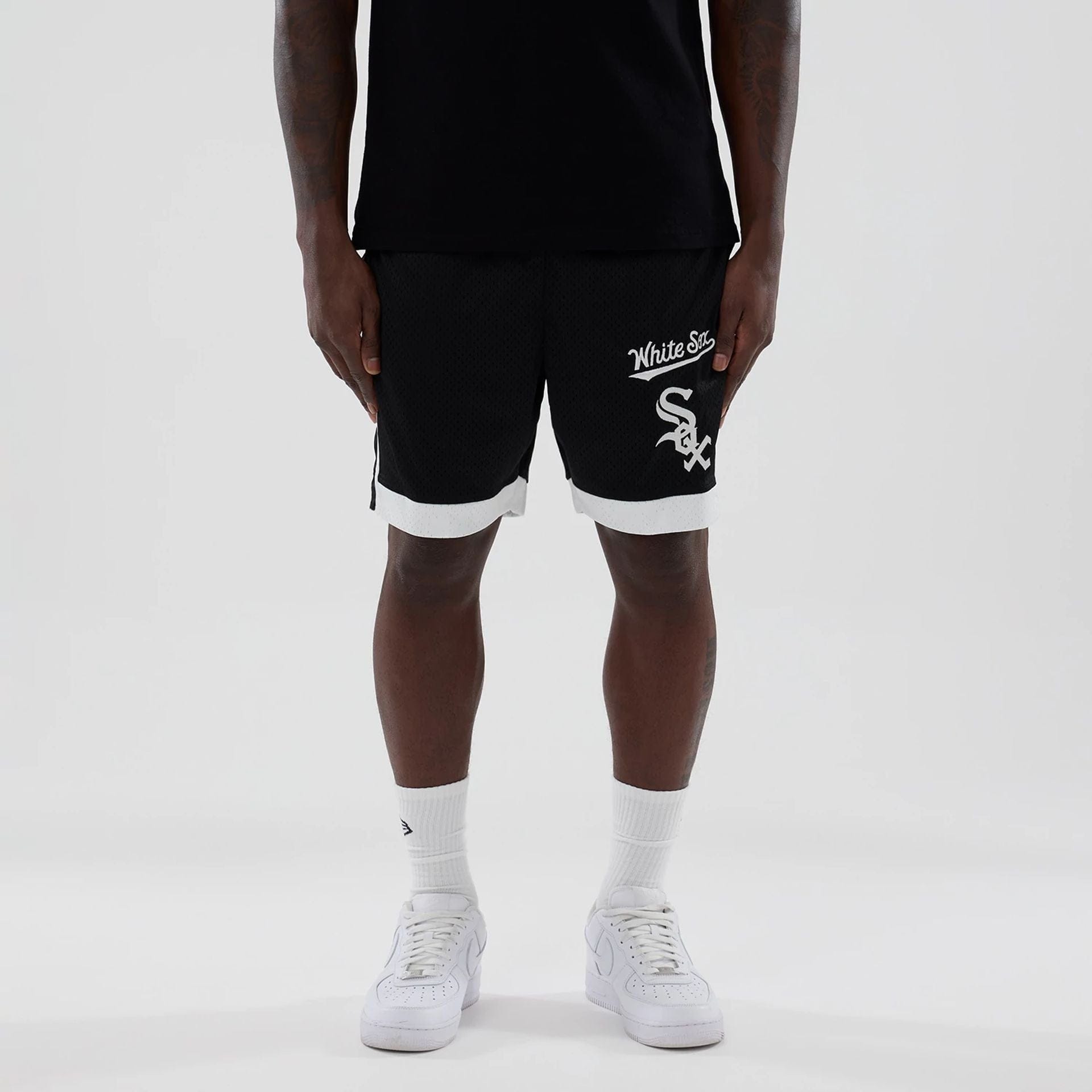 The model is wearing these MLB Chicago White Sox Mesh Shorts in black. 1
