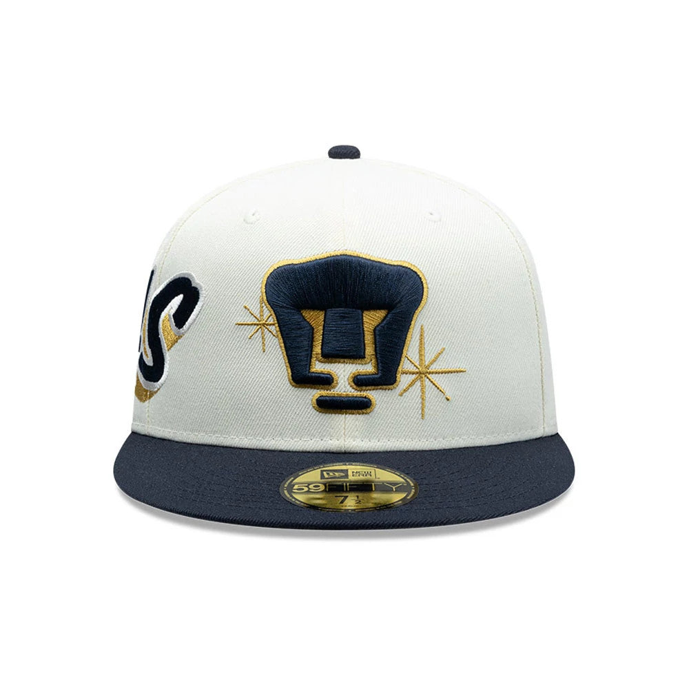 Pumas Unam Liga MX White New Era 59FIFTY Fitted Cap, front view showing the dark blue and gold embroidered Pumas logo on the white front panels, complemented by a dark blue visor and a gold 59FIFTY size sticker.