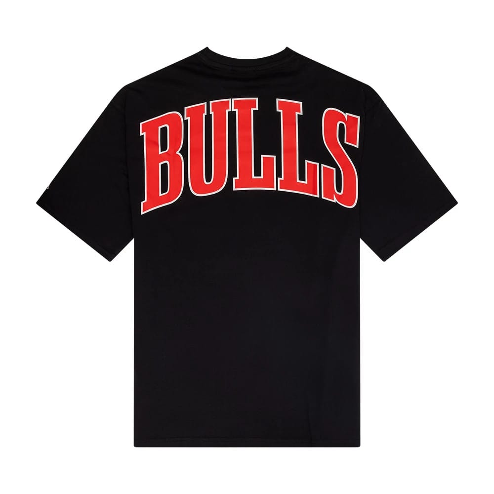 The Male model is wearing Chicago Bulls NBA Arch Graphic Black Oversized T-Shirt 2