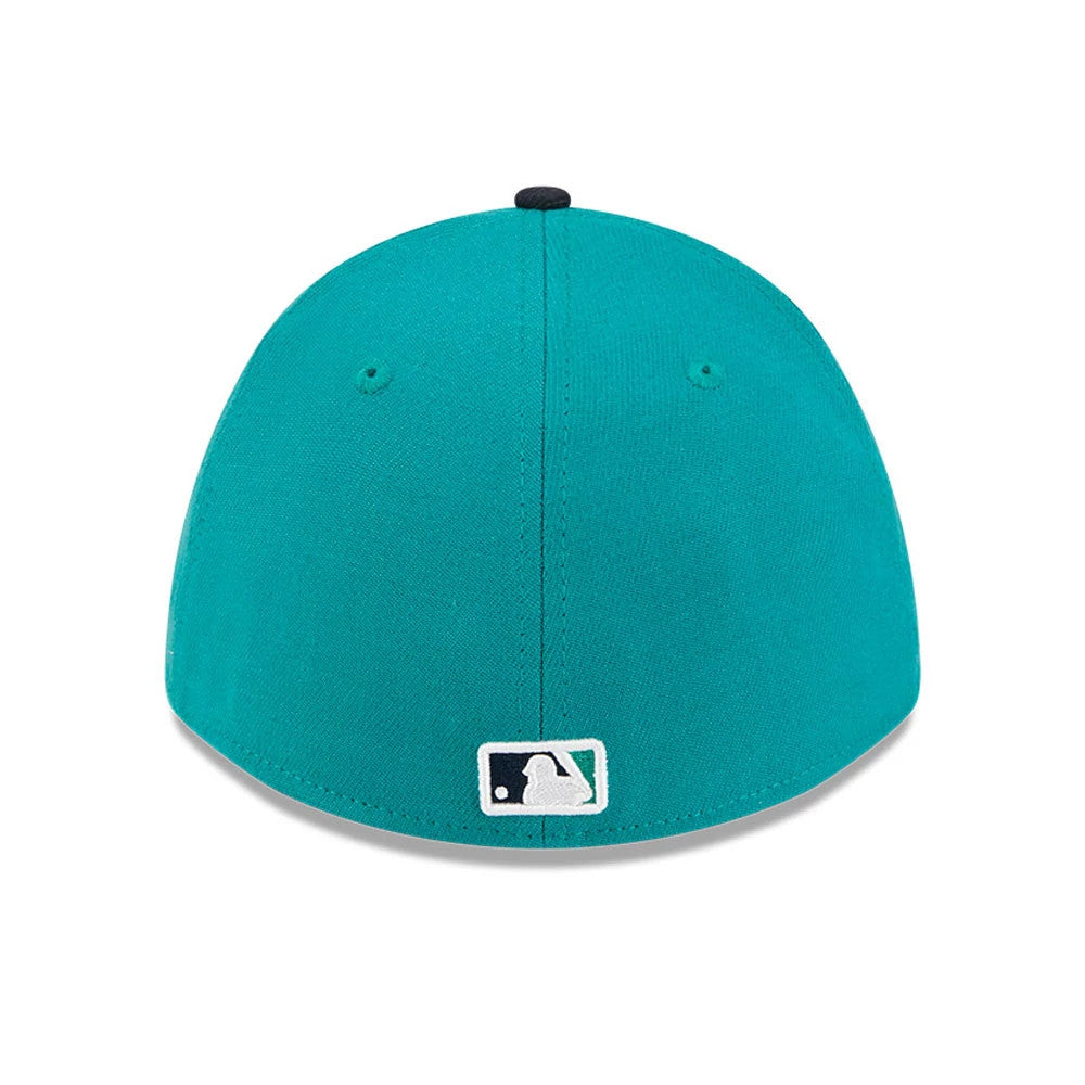Mariners MLB Spring Training 2026 Green New Era 39THIRTY M-Crown Stretch Fit Cap, rear view showing the white embroidered MLB Batterman logo at the centre back of the structured green crown.