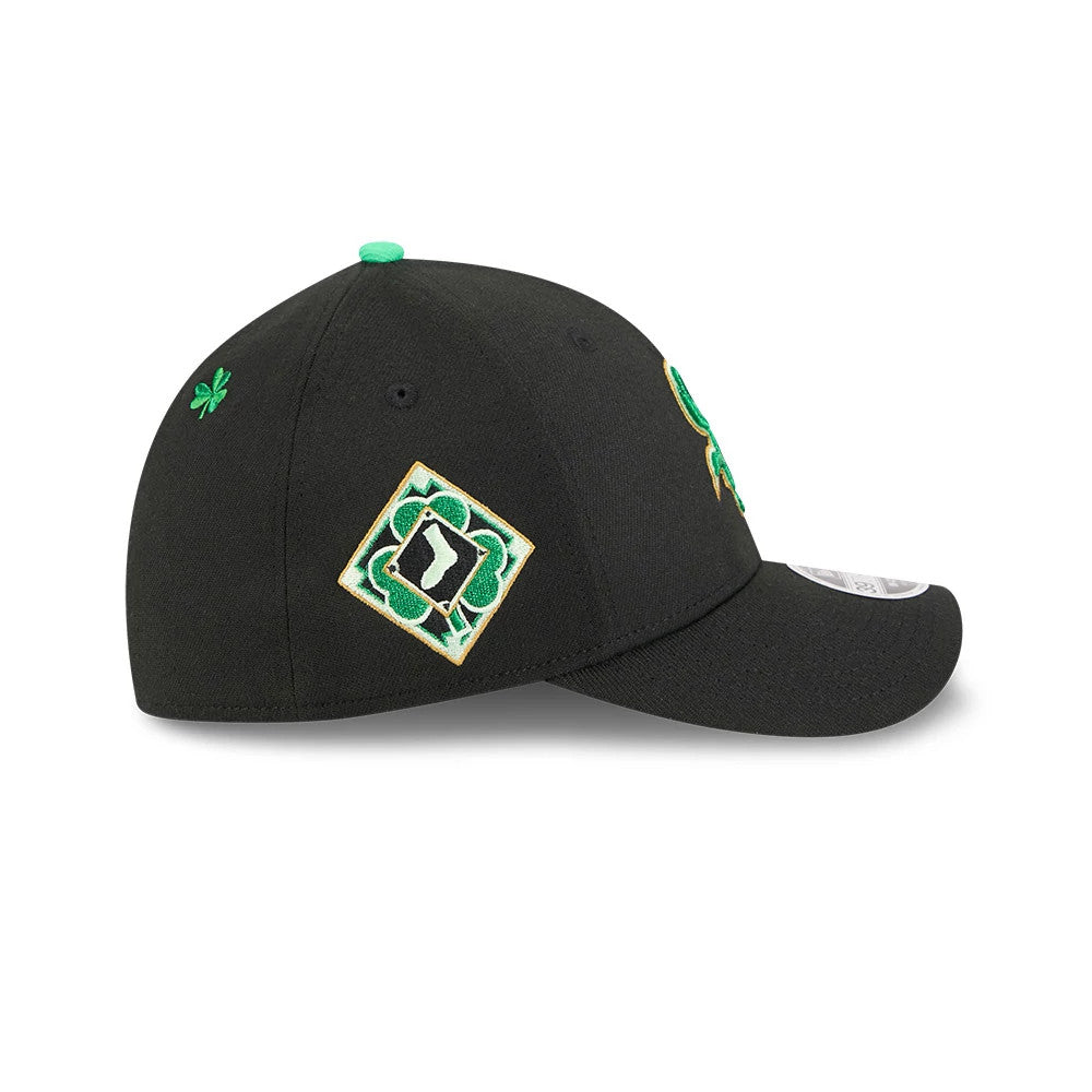 White Sox MLB Saint Patrick's Day Black New Era 39THIRTY M-Crown A-Frame Stretch Fit Cap, side view showing a green shamrock on the left panel, a quilted clover patch on the side, and a black curved visor with a 39THIRTY size sticker.