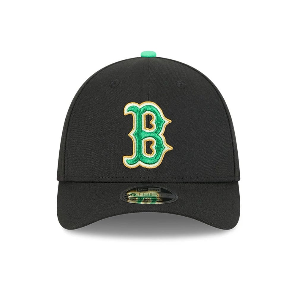 Pictured is this MLB Saint Patrick's Day Boston Red Sox 39THIRTY M-Crown A-Frame Stretch Fit cap in black. 2
