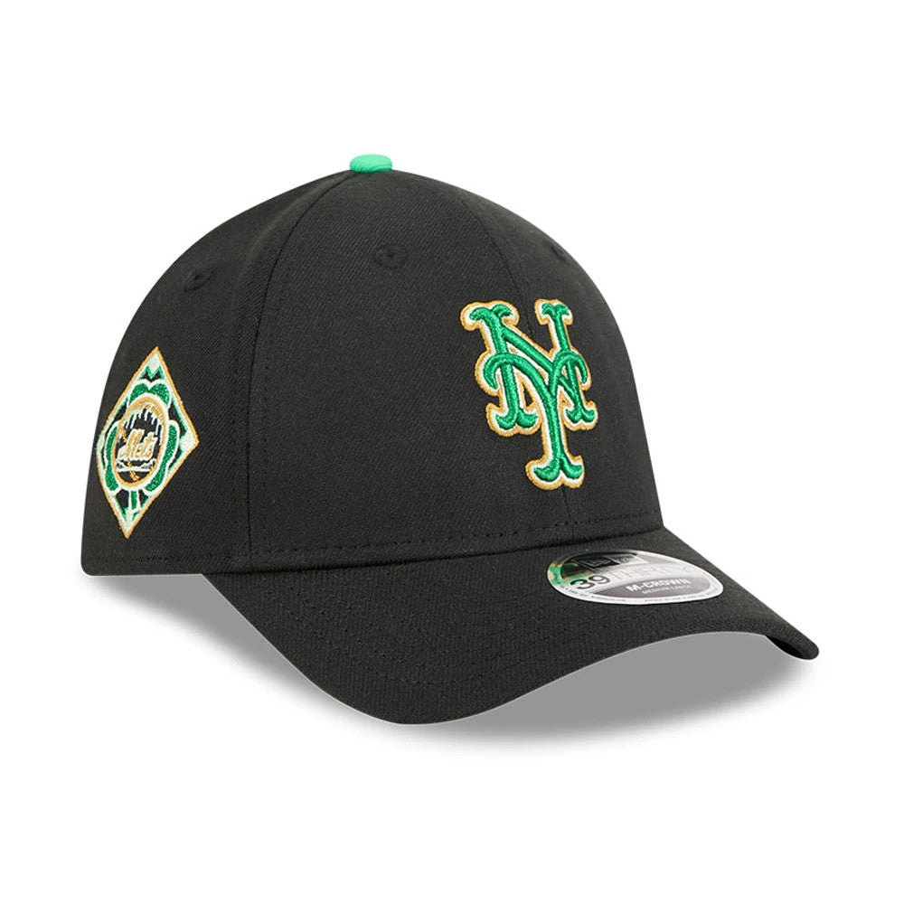 Mets MLB Saint Patrick's Day Black New Era 39THIRTY M-Crown A-Frame Stretch Fit Cap, three-quarter view with a green and gold embroidered NY logo on the front panel, a green top button, a right-side patch.