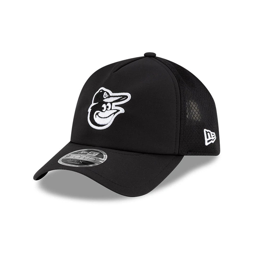 Baltimore Orioles MLB Batting Practice 2026 Black New Era 9FORTY Apex Adjustable Cap, three-quarter view showing the white raised embroidered Orioles logo on the front panel, black curved visor with a 9FORTY size sticker, and mesh sides.