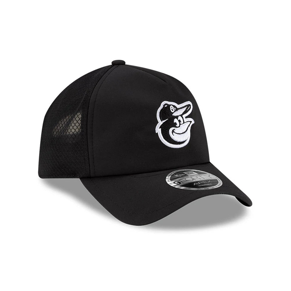 Baltimore Orioles MLB Batting Practice 2026 Black New Era 9FORTY Apex Adjustable Cap, three-quarter view showing the white embroidered Orioles logo on the front panel, black mesh side panels, and 9FORTY size sticker on the black curved visor.