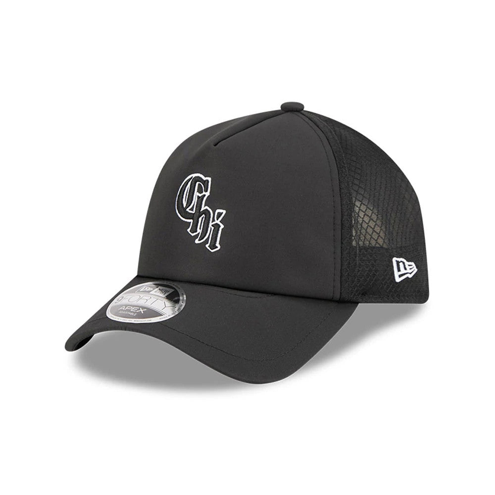 White Sox MLB Batting Practice 2026 Black New Era 9FORTY Apex Adjustable Cap, three-quarter view showing white embroidered Chi lettering on the front panel, black curved visor with 9FORTY size sticker, and mesh on the side.