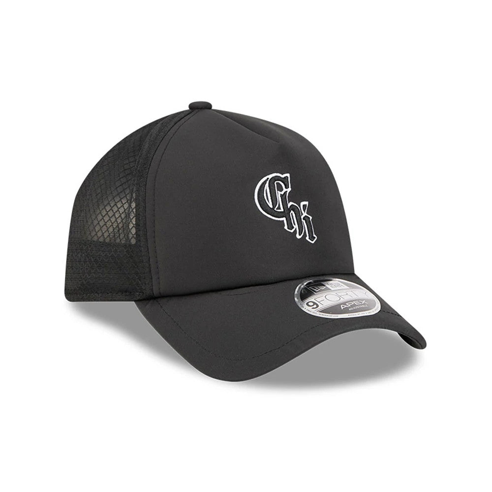 White Sox MLB Batting Practice 2026 Black New Era 9FORTY Apex Adjustable Cap, three-quarter view showing the white embroidered Chi logo on the front panel, black curved visor with a 9FORTY size sticker, and mesh rear panels.