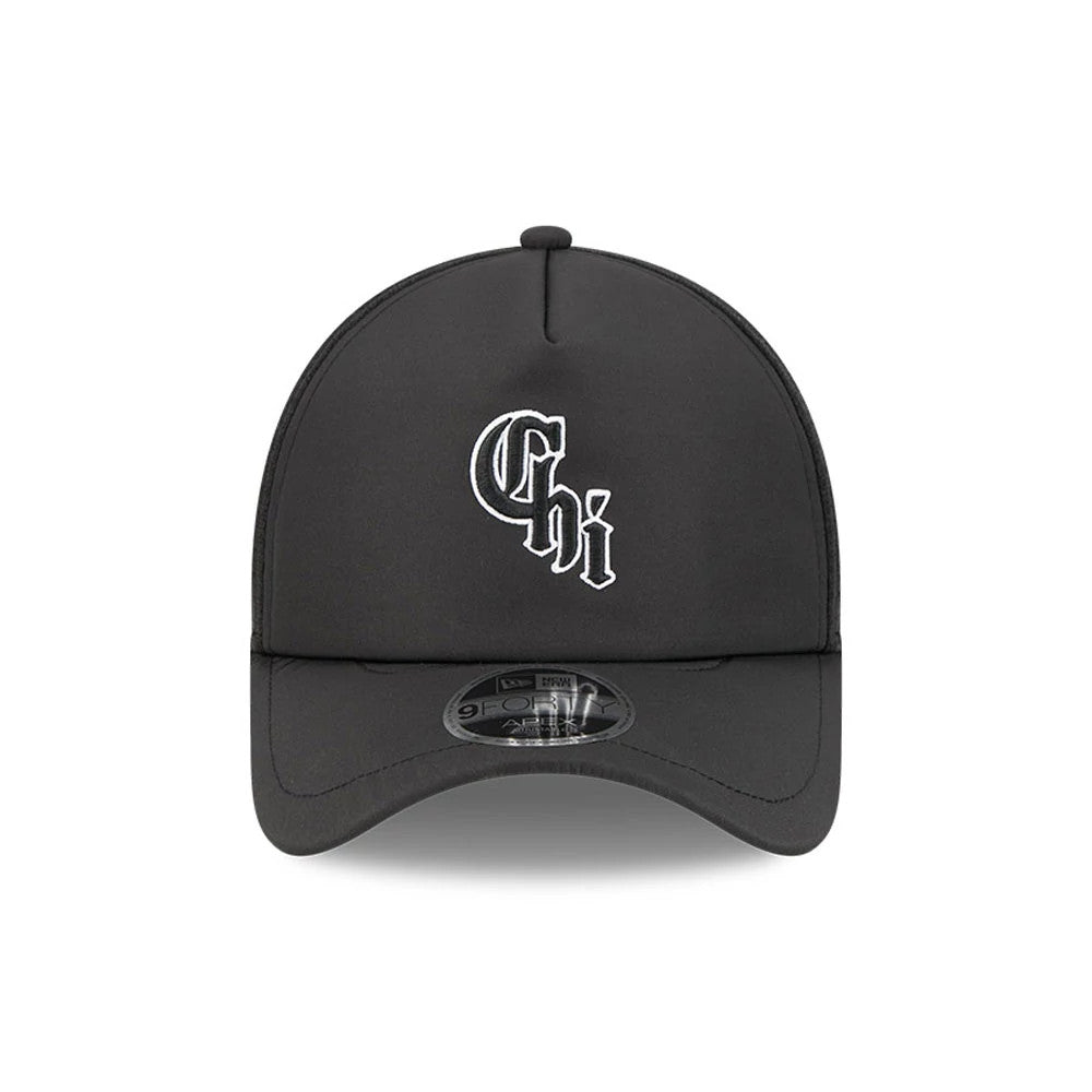 White Sox MLB Batting Practice 2026 Black New Era 9FORTY Apex Adjustable Cap, front view showing a white embroidered Chi logo on the structured black crown with a 9FORTY size sticker on the curved black visor.