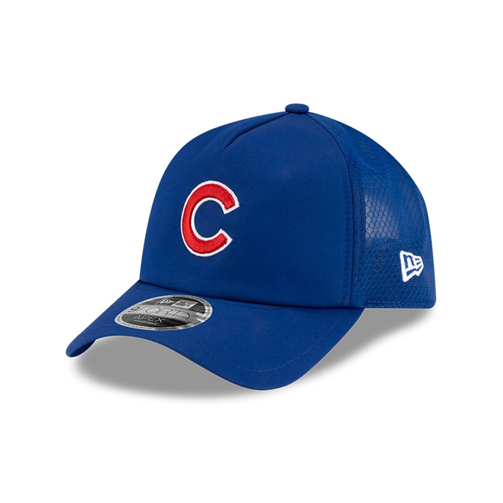 Chicago Cubs MLB Batting Practice 2026 Blue New Era 9FORTY Apex Adjustable Cap, three-quarter view showing the raised red and white C logo embroidered on the blue front panel, with mesh side panels and a 9FORTY size sticker on the curved visor.
