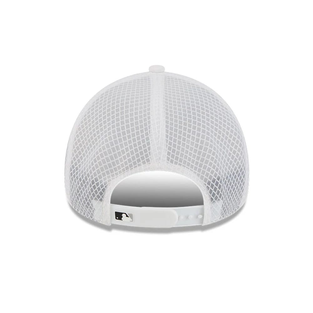 Pictured is this MLB Batting Practice 2026 Chicago White Sox 9FORTY Apex cap in white. 4