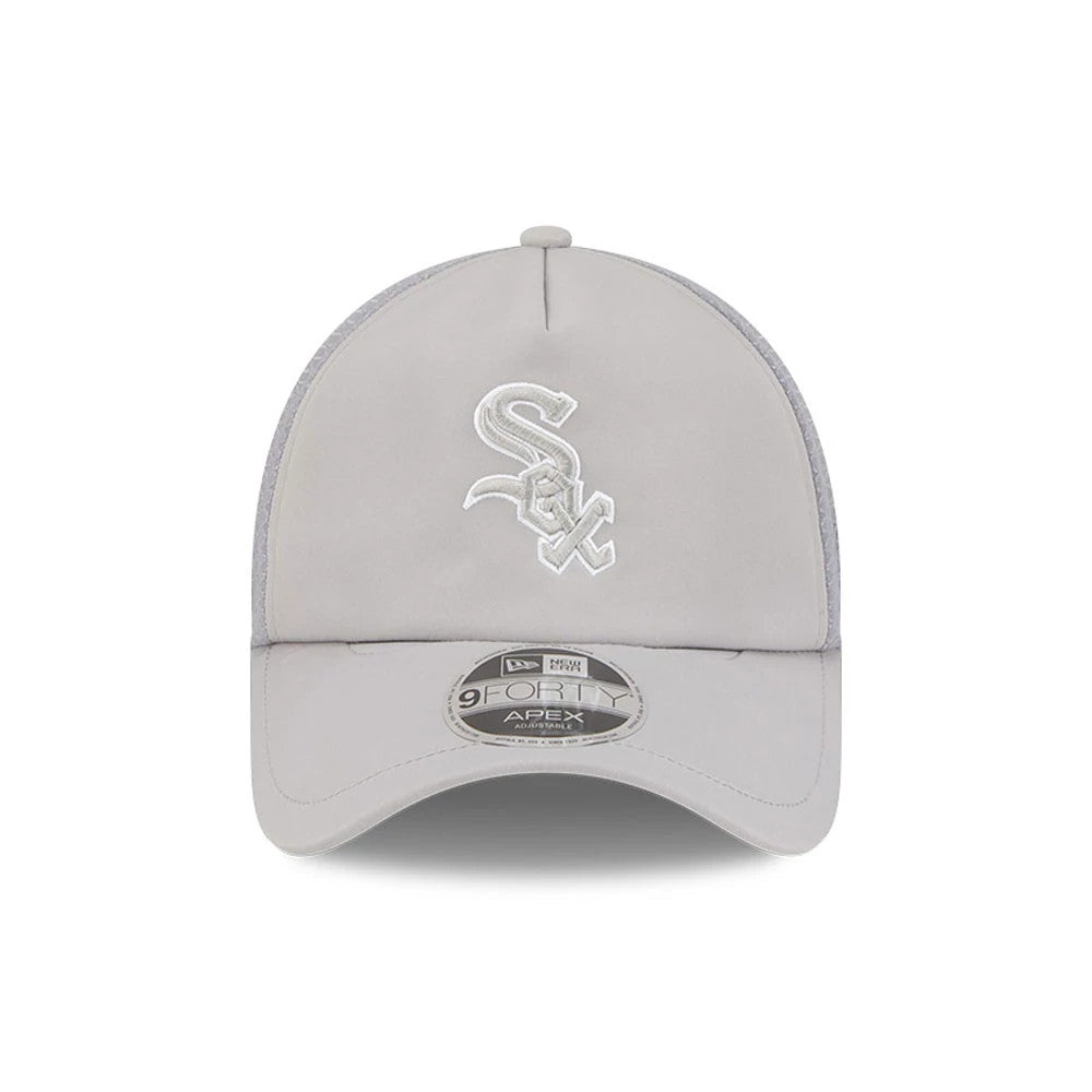 Chicago White Sox MLB Batting Practice 2026 Grey New Era 9FORTY Apex Adjustable Cap, front view showing the raised white embroidered Sox logo on the structured grey crown with a curved visor and 9FORTY size sticker.
