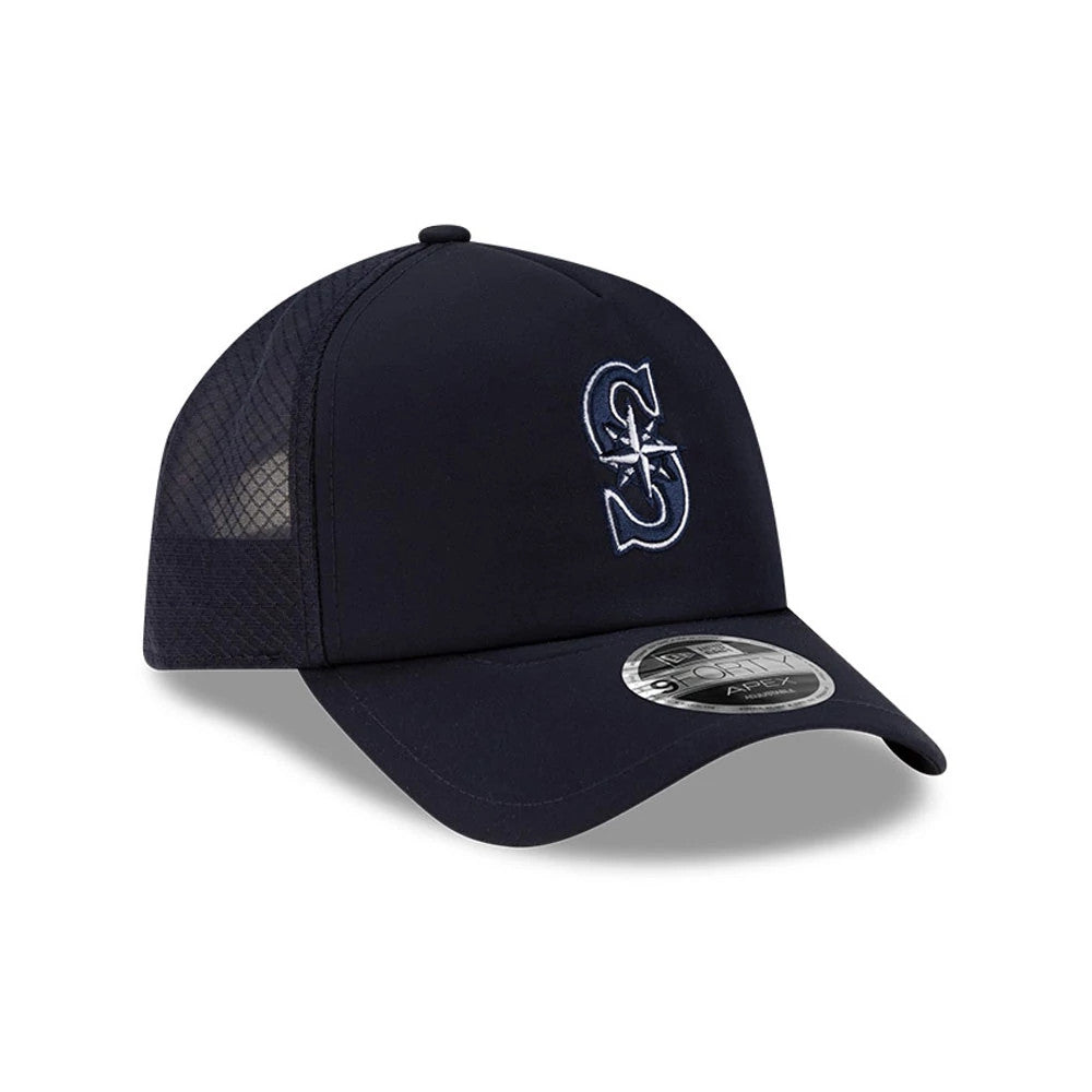 Seattle Mariners MLB Batting Practice 2026 Navy New Era 9FORTY Apex Adjustable Cap, three-quarter view showing the white embroidered team logo on the front panel, navy curved visor, and 9FORTY size sticker.