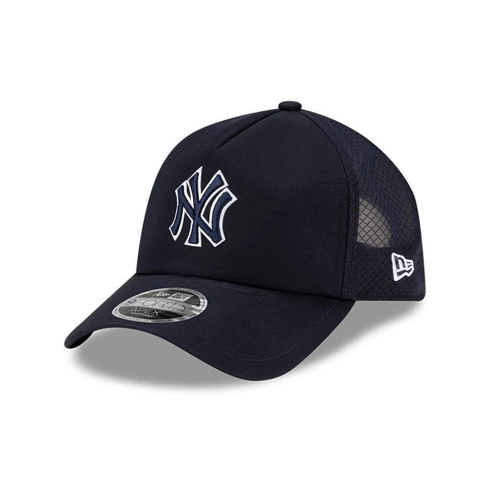 New York Yankees MLB Batting Practice 2026 Navy New Era 9FORTY Apex Adjustable Cap, three-quarter view showing raised white NY logo embroidery on the structured front panel, with a grey 9FORTY size sticker on the curved visor.