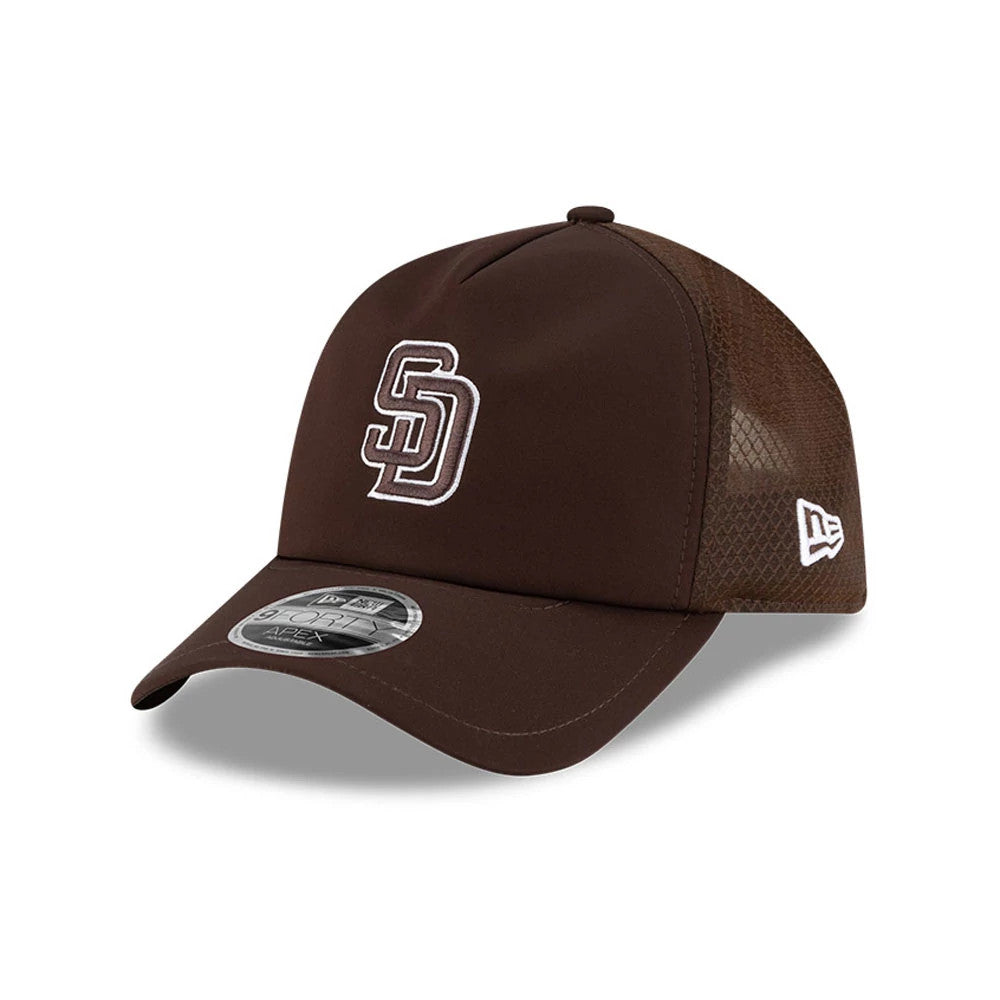 San Diego Padres MLB Batting Practice 2026 Dark Brown New Era 9FORTY Apex Adjustable Cap, three-quarter view with a raised white SD logo embroidered on the front panel, brown mesh side and rear panels, and a 9FORTY size sticker on the curved visor.