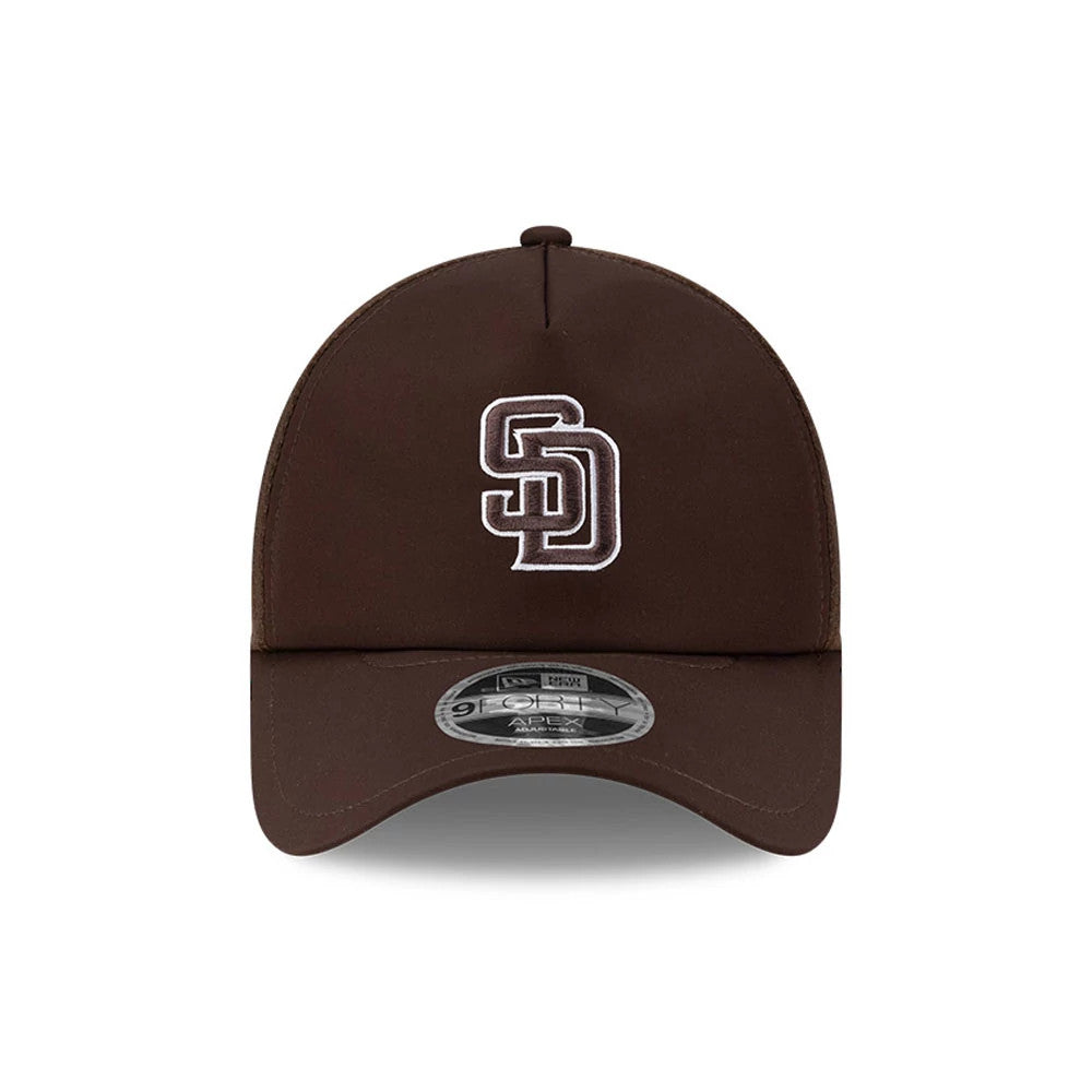 San Diego Padres MLB Batting Practice 2026 Dark Brown New Era 9FORTY Apex Adjustable Cap, front view showing a raised white embroidered SD logo on the structured dark brown crown with a curved visor and a 9FORTY size sticker.