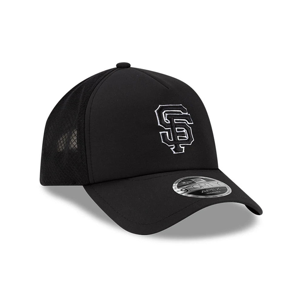 San Francisco Giants MLB Batting Practice 2026 Black New Era 9FORTY Apex Adjustable Cap, three-quarter view showing the raised white SF logo embroidered on the front panel, with a black mesh crown and a 9FORTY size sticker on the curved visor.
