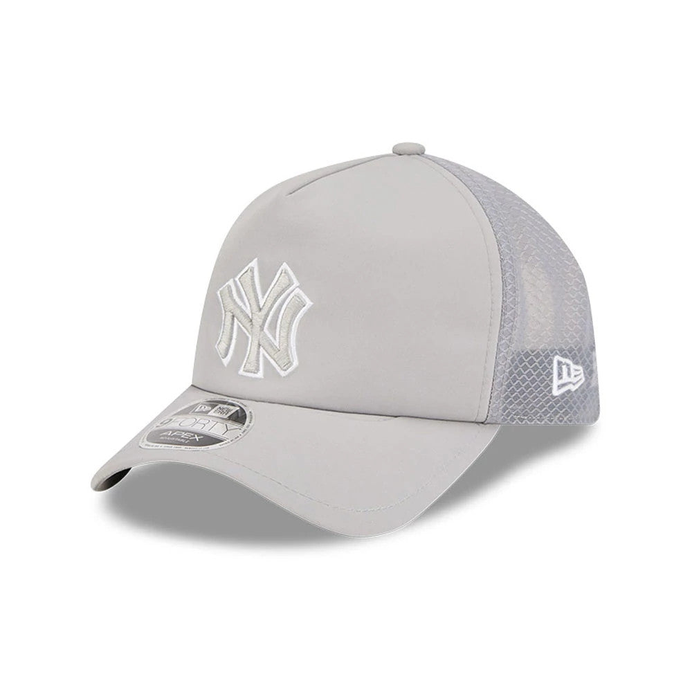 Yankees MLB Batting Practice 2026 Grey New Era 9FORTY Apex Adjustable Cap, three-quarter view showing the raised white NY logo on the front panel, grey mesh side panels with New Era flag logo, and a 9FORTY size sticker on the grey curved visor.