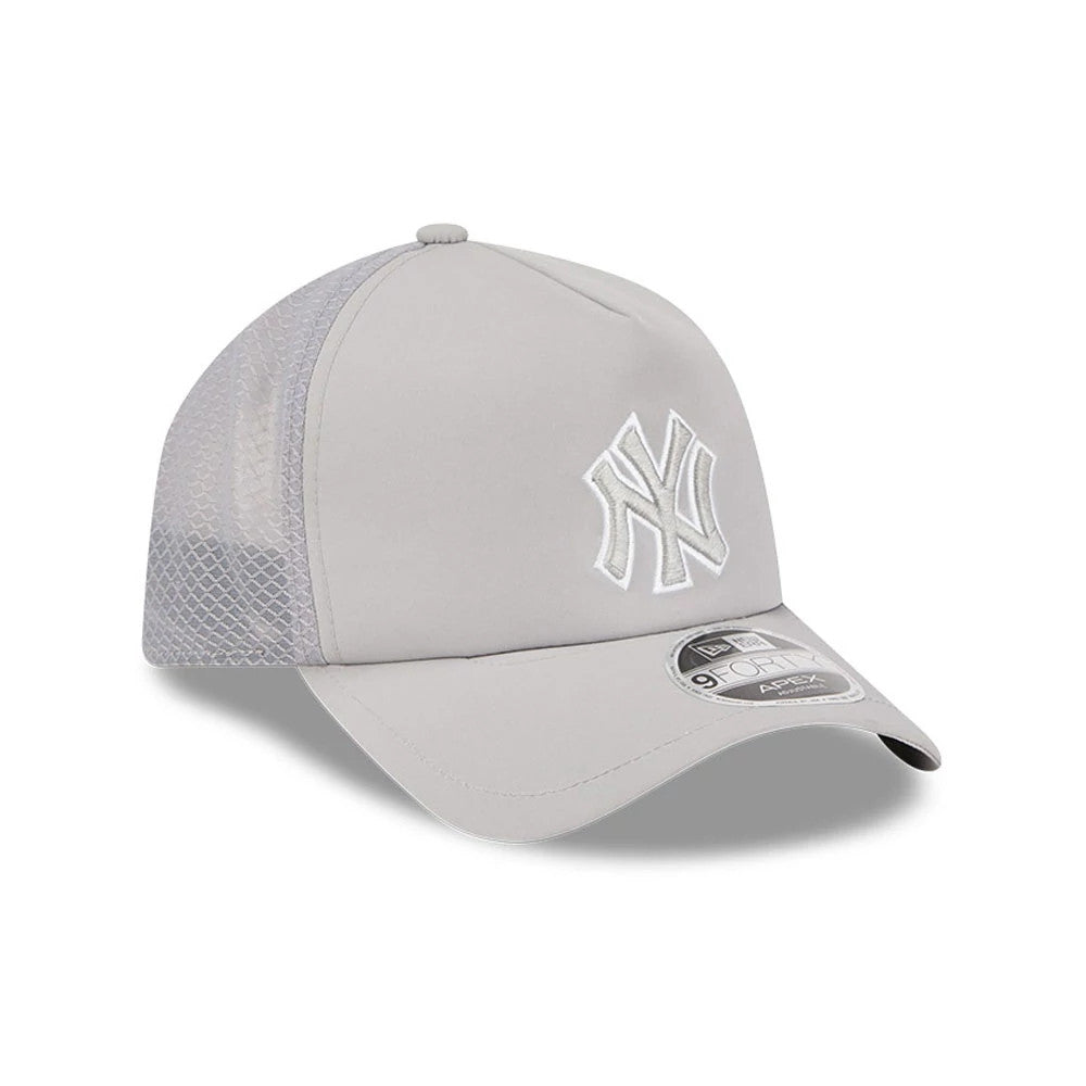 Yankees MLB Batting Practice 2026 Grey New Era 9FORTY Apex Adjustable Cap, three-quarter view showing the white raised embroidered NY logo on the front panel, a curved grey visor and a 9FORTY size sticker, with a mesh rear panel.