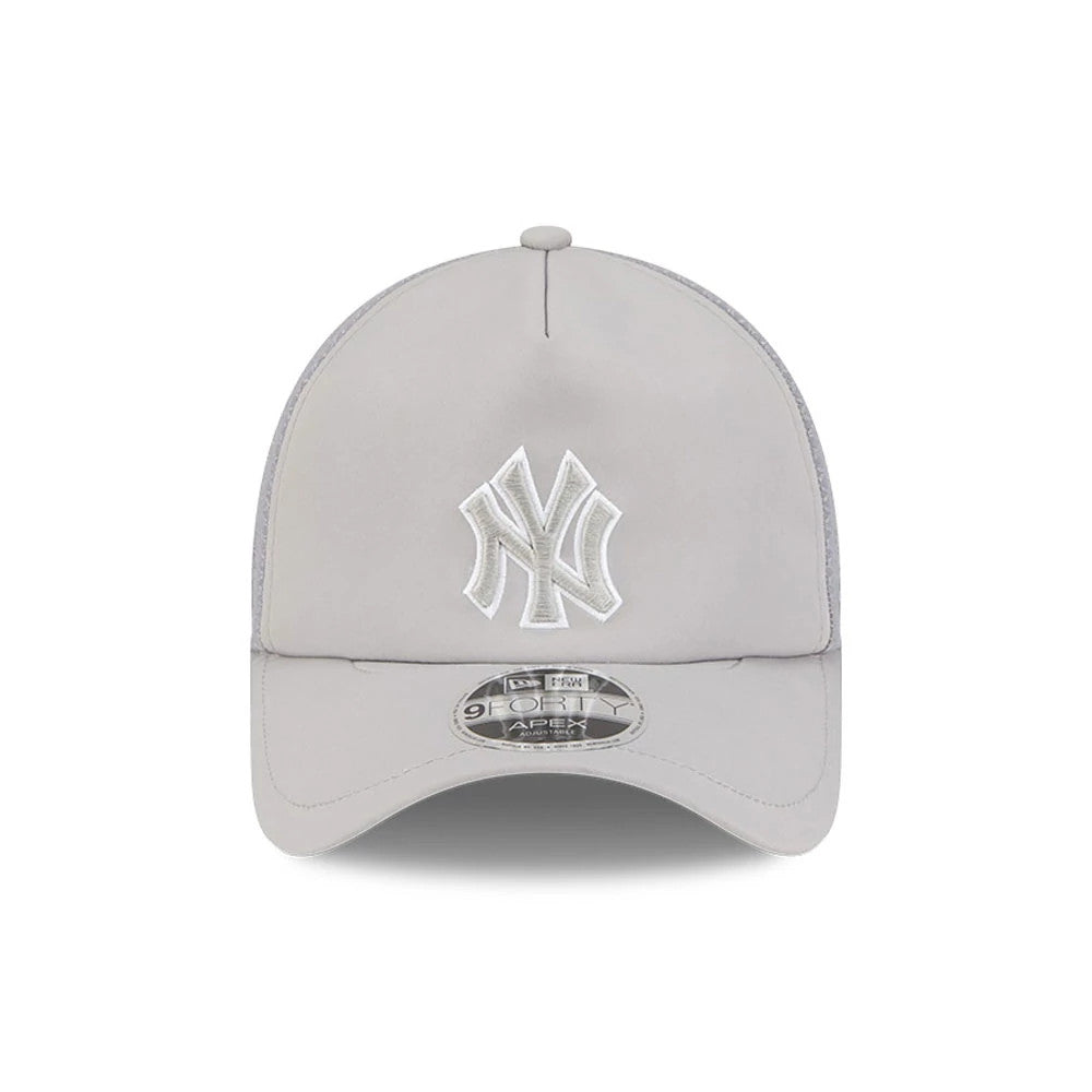 Yankees MLB Batting Practice 2026 Grey New Era 9FORTY Apex Adjustable Cap, front view showing the white raised embroidered NY logo on the grey crown and a 9FORTY size sticker on the curved visor.