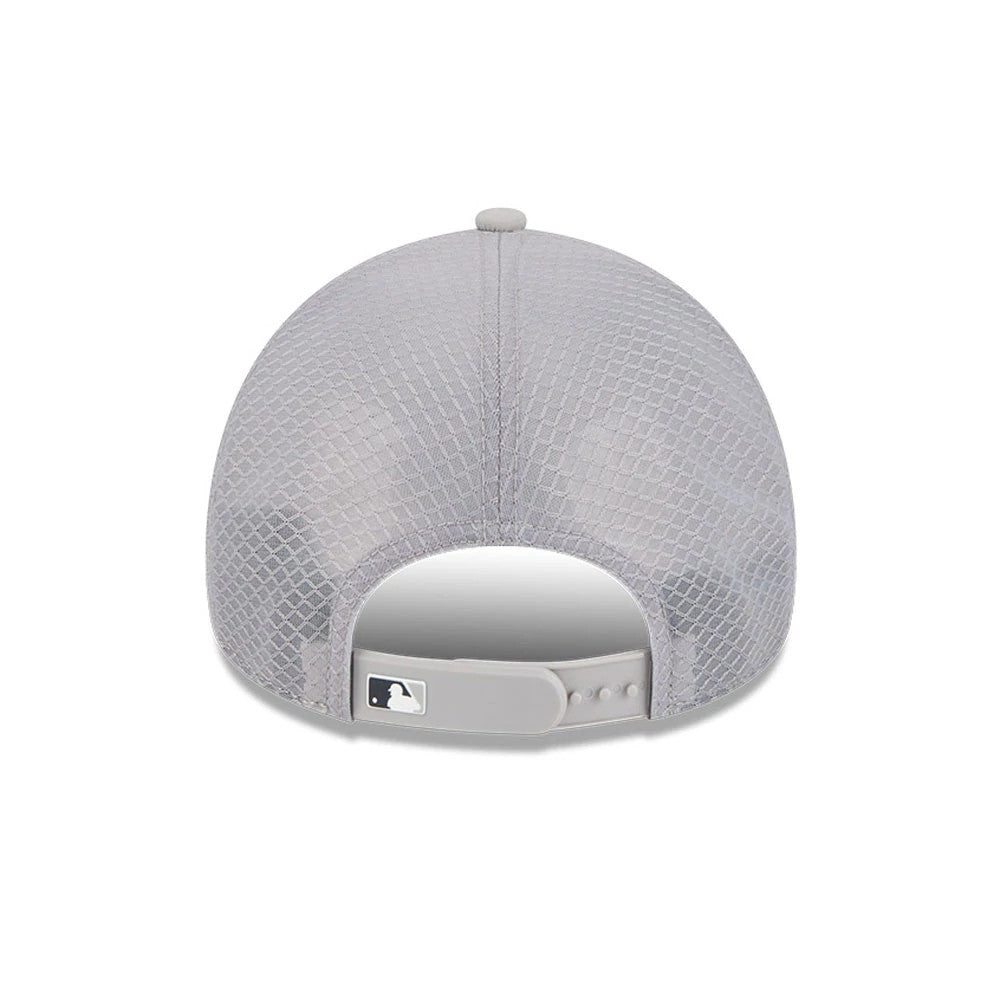Pictured is this MLB Batting Practice 2026 New York Yankees 9FORTY Apex cap in grey. 2