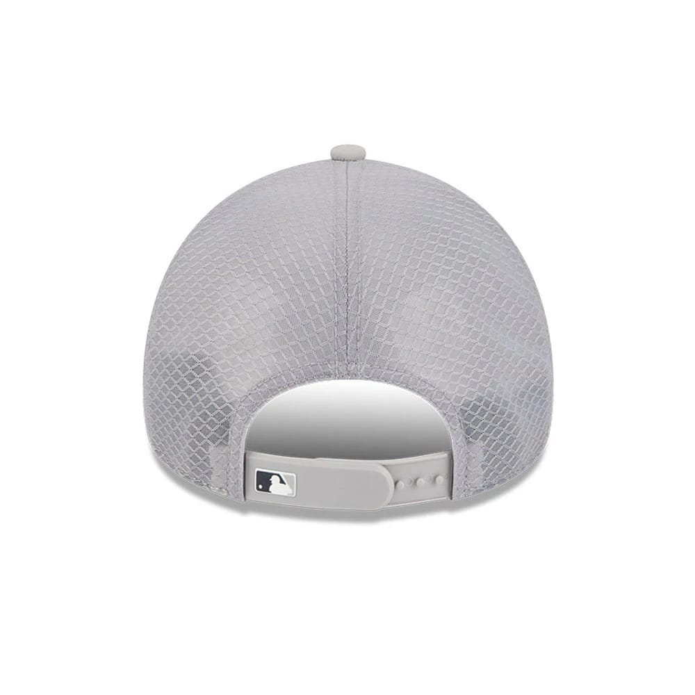 Pictured is this MLB Batting Practice 2026 New York Yankees 9FORTY Apex cap in grey. 2