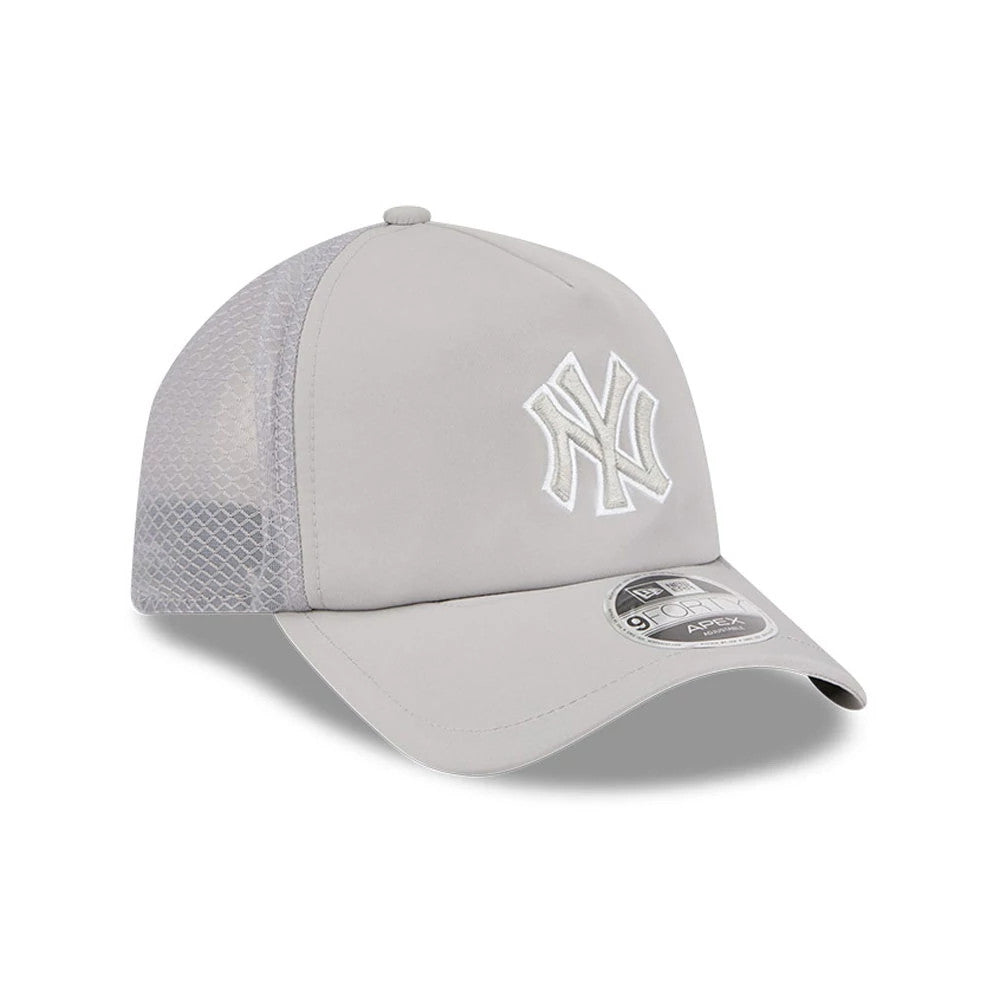 New York Yankees MLB Batting Practice 2026 Grey New Era 9FORTY Apex Adjustable Cap, three-quarter view showing the raised white NY logo on the front panel, mesh sides, a curved visor and the 9FORTY size sticker on the grey front.