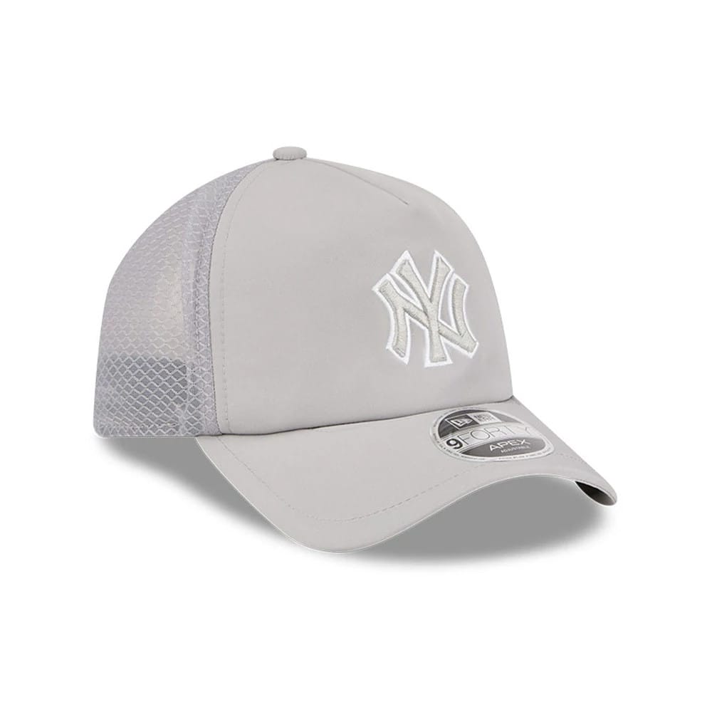 Pictured is this MLB Batting Practice 2026 New York Yankees 9FORTY Apex cap in grey. 3