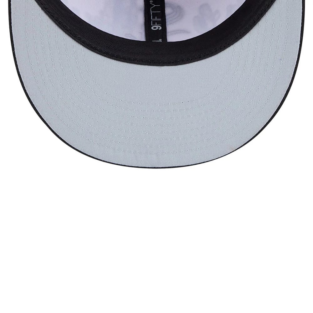 Pictured is this MLB Grow Chicago White Sox 9FIFTY Snapback cap in black. 2