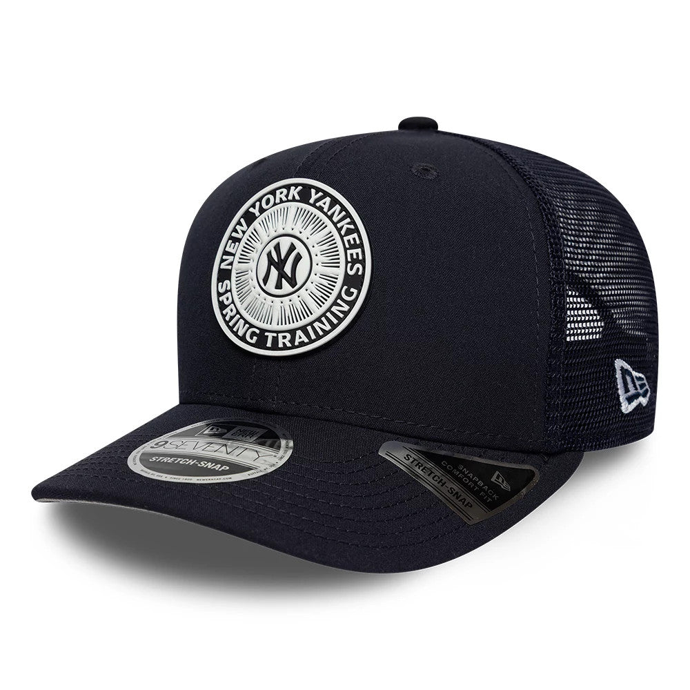 New York Yankees MLB Circles Navy New Era 9SEVENTY Stretch Snap Adjustable Cap, three-quarter view showing a raised white and navy patch logo on the front panel, mesh rear panels, a curved visor with 9SEVENTY size sticker.