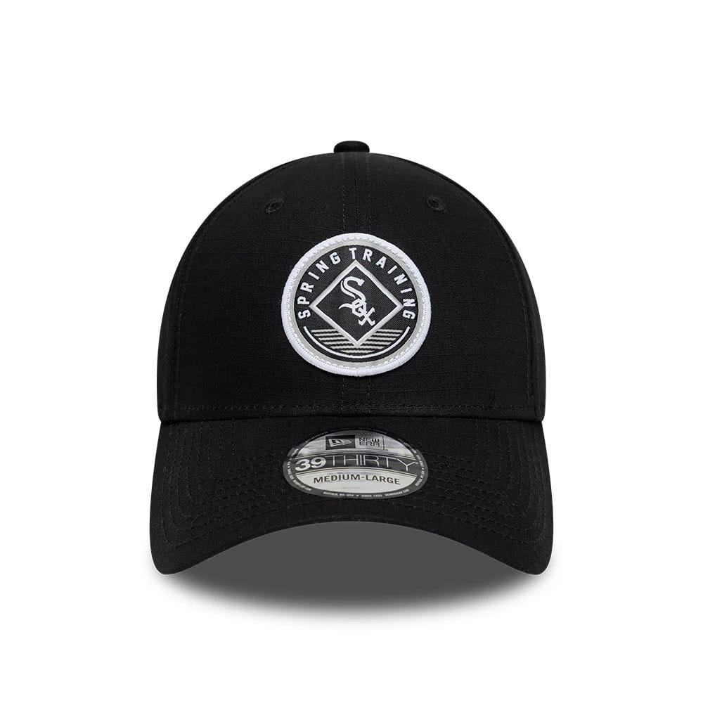 Chicago White Sox MLB Ripstop Black New Era 39THIRTY Stretch Fit Cap, front view showing a circular white and black Spring Training logo embroidered on the front panel, with a curved visor and 39THIRTY size sticker.