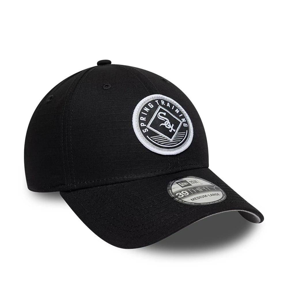 Chicago White Sox MLB Ripstop Black New Era 39THIRTY Stretch Fit Cap, three-quarter view showing a circular black and white embroidered Spring Training logo on the front panel with a curved black visor, featuring a 39THIRTY size sticker.
