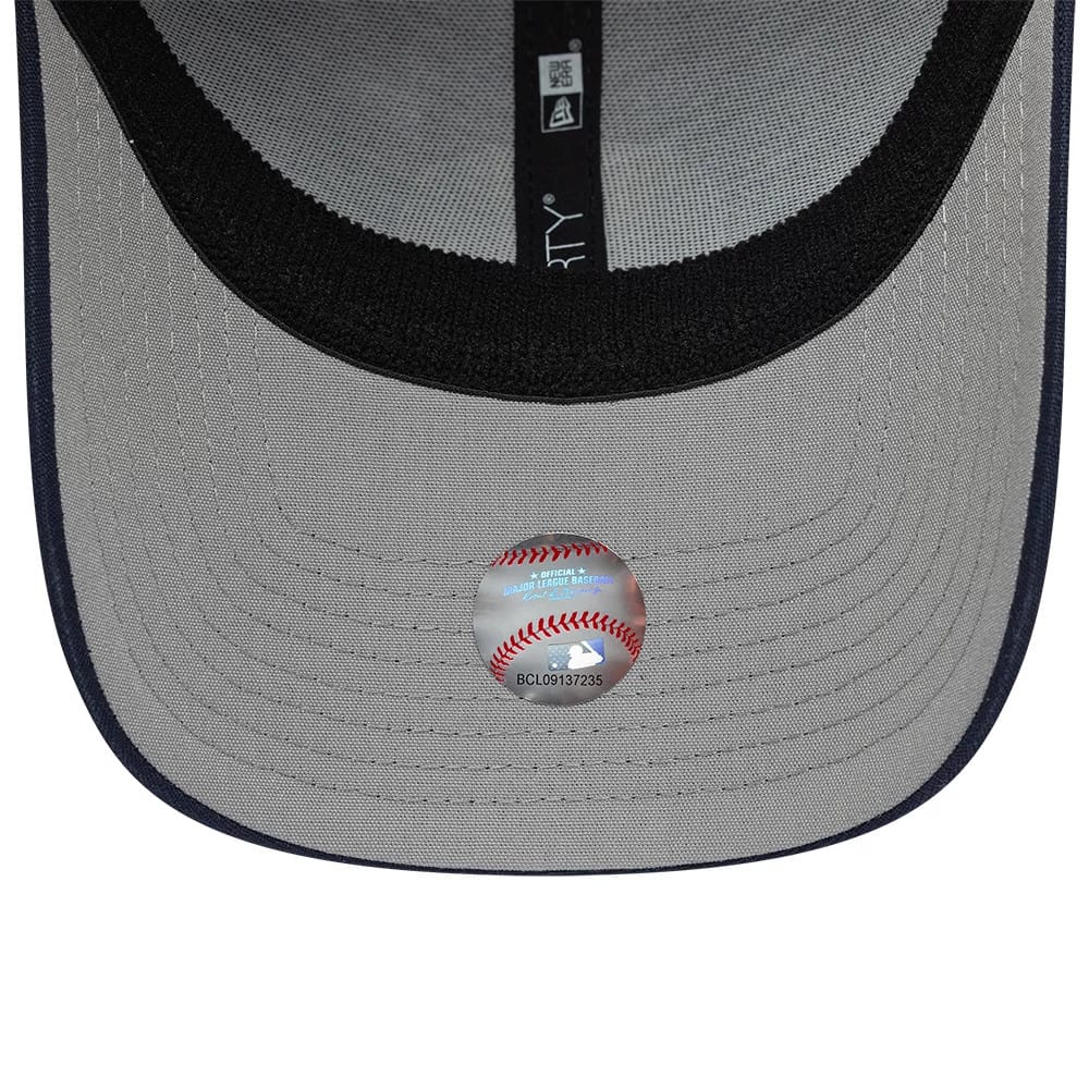 Detroit Tigers MLB Ripstop Navy New Era 39THIRTY Stretch Fit Cap, inside view showing the grey undervisor with a black sweatband and a reflective sticker depicting a baseball and MLB logo.