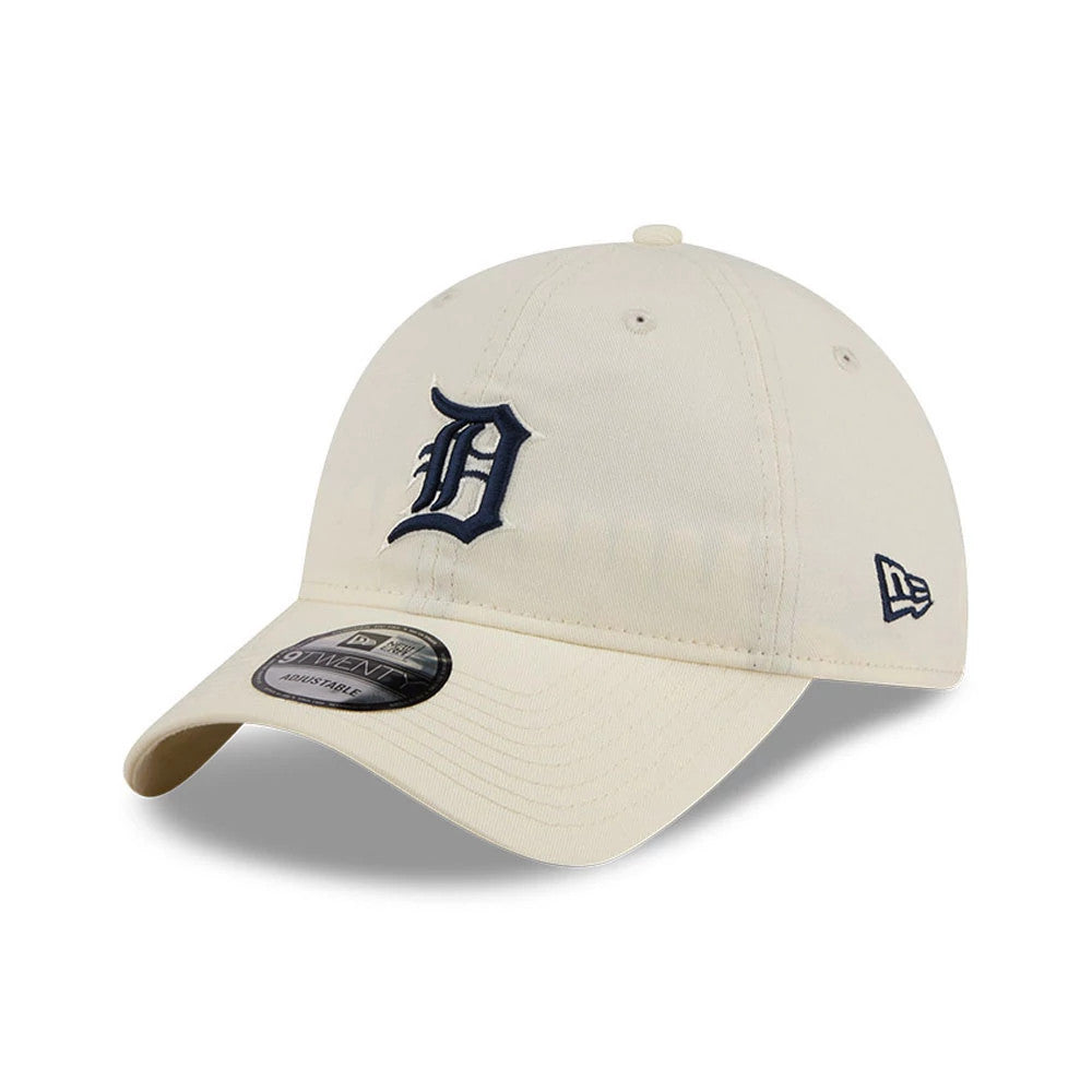 Detroit Tigers MLB Colours White New Era 9TWENTY Adjustable Cap, front three-quarter view showing the navy embroidered team logo on the front panel, the curved visor with a 9TWENTY size sticker, and the New Era flag logo on the left side.