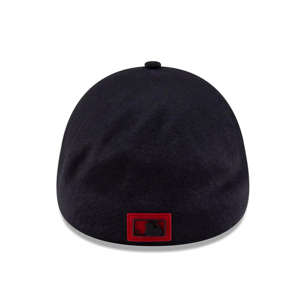 Atlanta Braves MLB Clubhouse Navy New Era 39THIRTY Infinity Stretch Fit Cap, rear view showing the red-outlined MLB Batterman logo at the centre of the back panels, beneath the top button on the structured navy crown.
