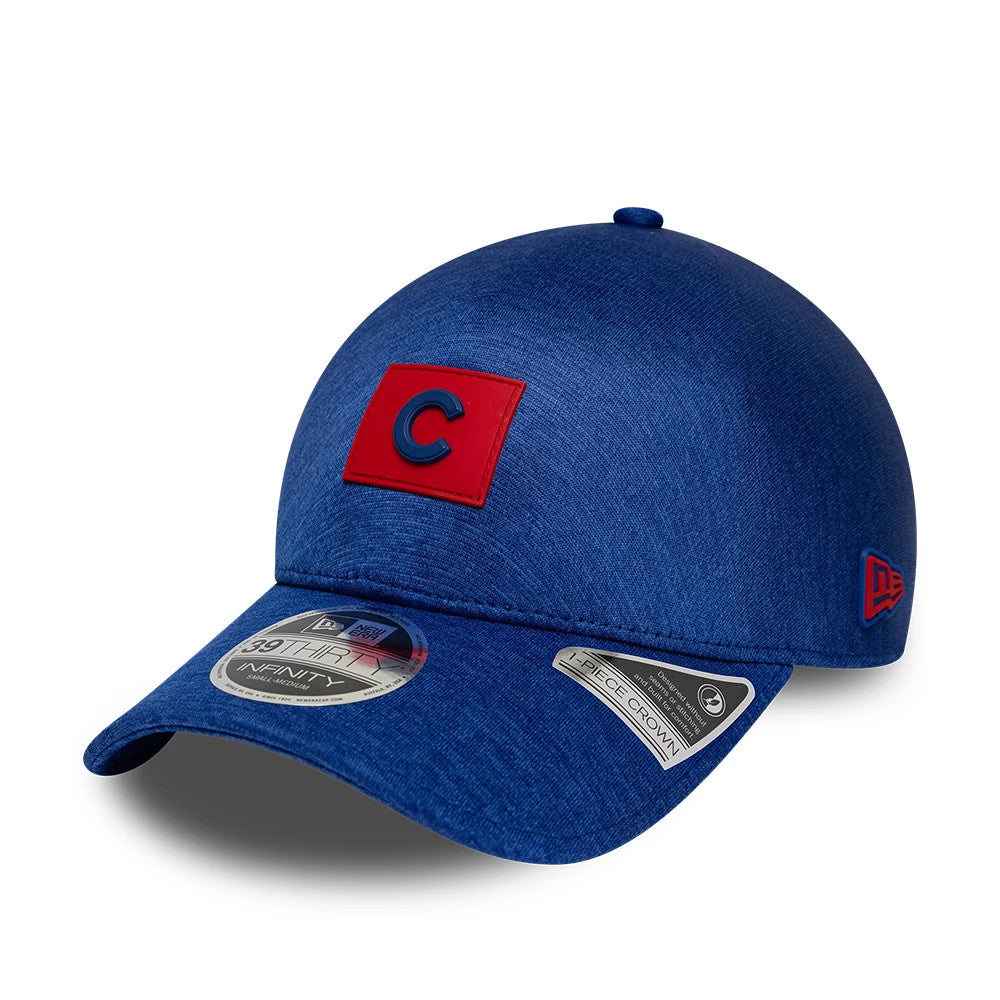 Chicago Cubs MLB Clubhouse Blue New Era 39THIRTY Infinity Stretch Fit Cap, three-quarter view showing the red and blue team logo on the front panel, curved blue visor with 39THIRTY size sticker, and raised New Era flag on the left side.