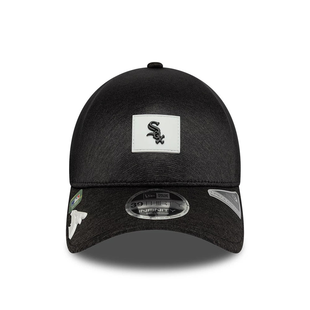 Chicago White Sox MLB Clubhouse Black New Era 39THIRTY Infinity Stretch Fit Cap, front view showing the white patch with raised black Sox logo, curved black visor with a 39THIRTY size sticker, and team tag on the left.