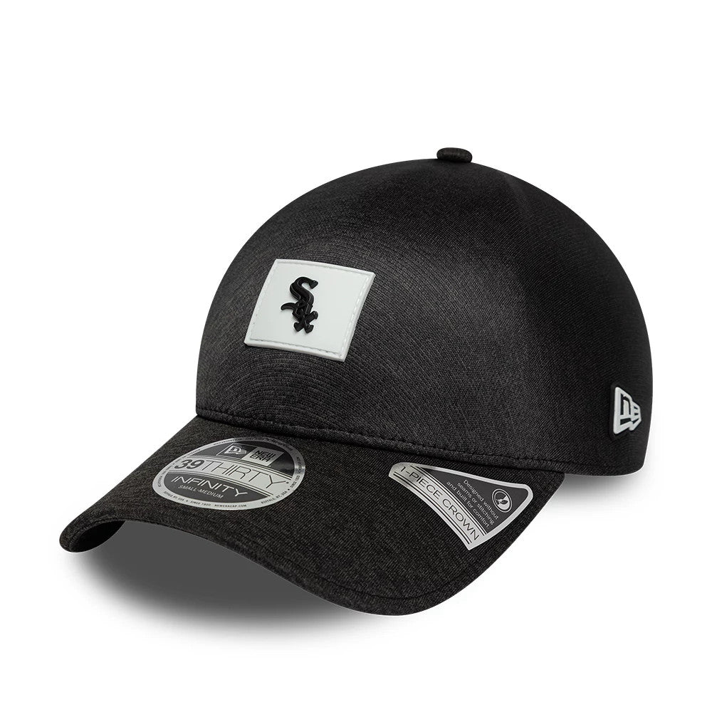Chicago White Sox MLB Clubhouse Black New Era 39THIRTY Infinity Stretch Fit Cap, three-quarter view showing a raised black Sox logo on a white patch on the front panel, curved black visor, with New Era flag logo embroidered on the left side.