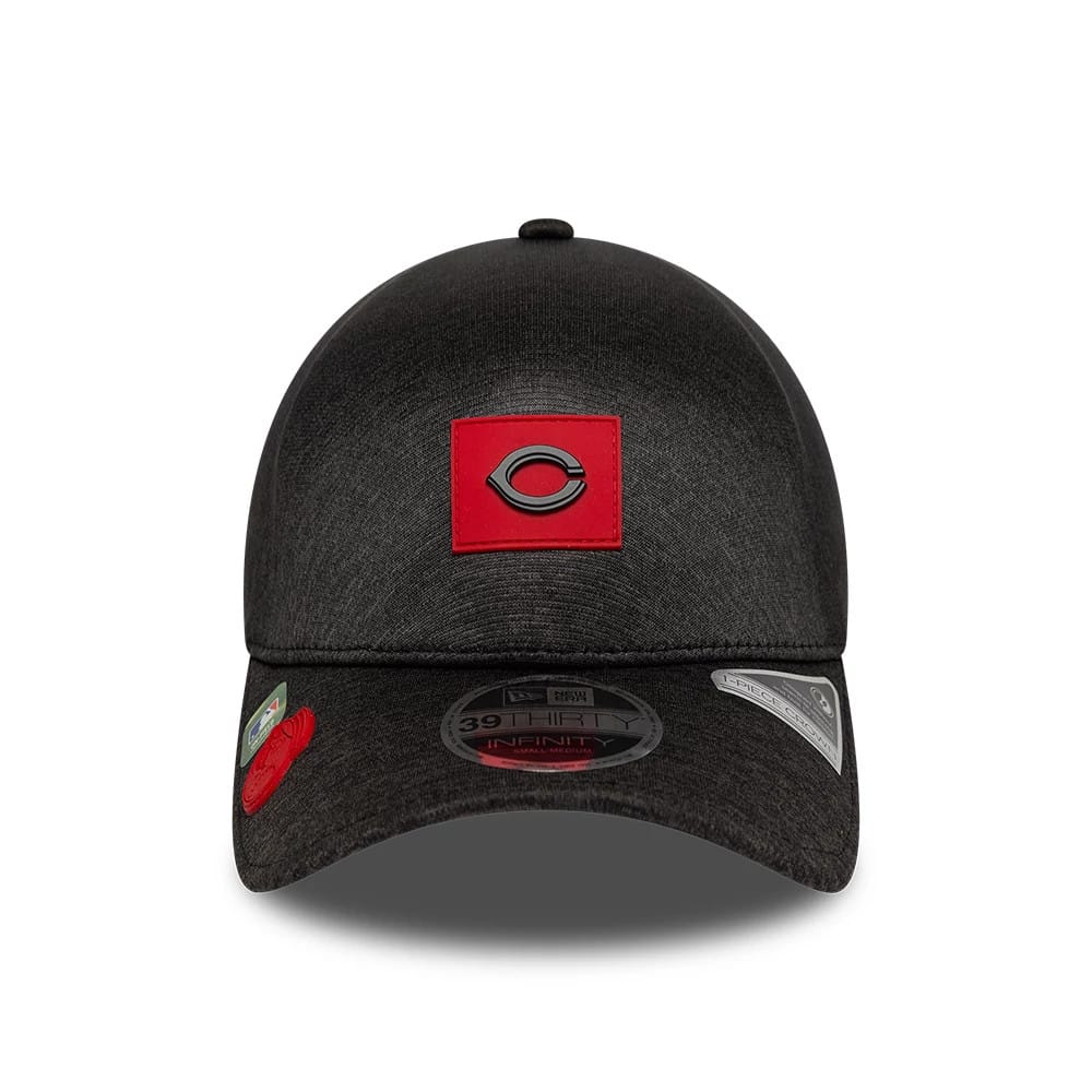 Cincinnati Reds MLB Clubhouse Black New Era 39THIRTY Infinity Stretch Fit Cap, front view showing the raised black and red team logo patch on the front panel, with a curved black visor and 39THIRTY size sticker.