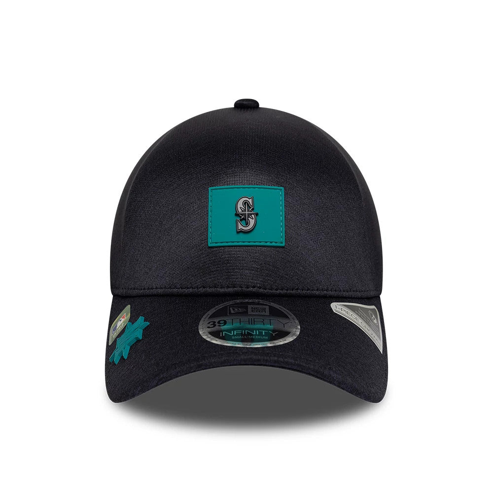 Seattle Mariners MLB Clubhouse Navy New Era 39THIRTY Infinity Stretch Fit Cap, front view showing the teal team logo patch on the centre front panel, with a curved visor featuring a 39THIRTY size sticker and a promotional sticker on the left side.