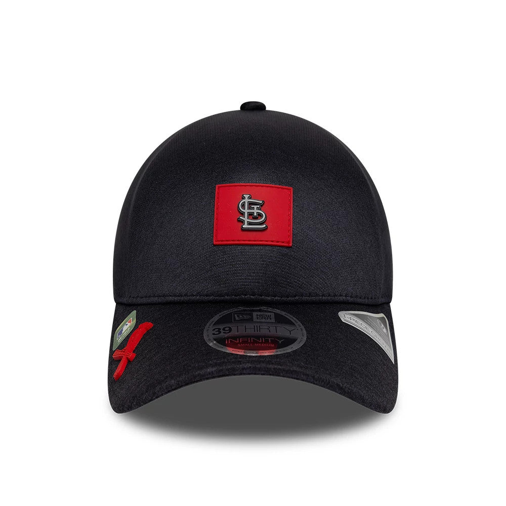St. Louis Cardinals MLB Clubhouse Black New Era 39THIRTY Infinity Stretch Fit Cap, front view showing a raised white STL logo on a red patch, with a black curved visor featuring a 39THIRTY size sticker and additional side graphics.