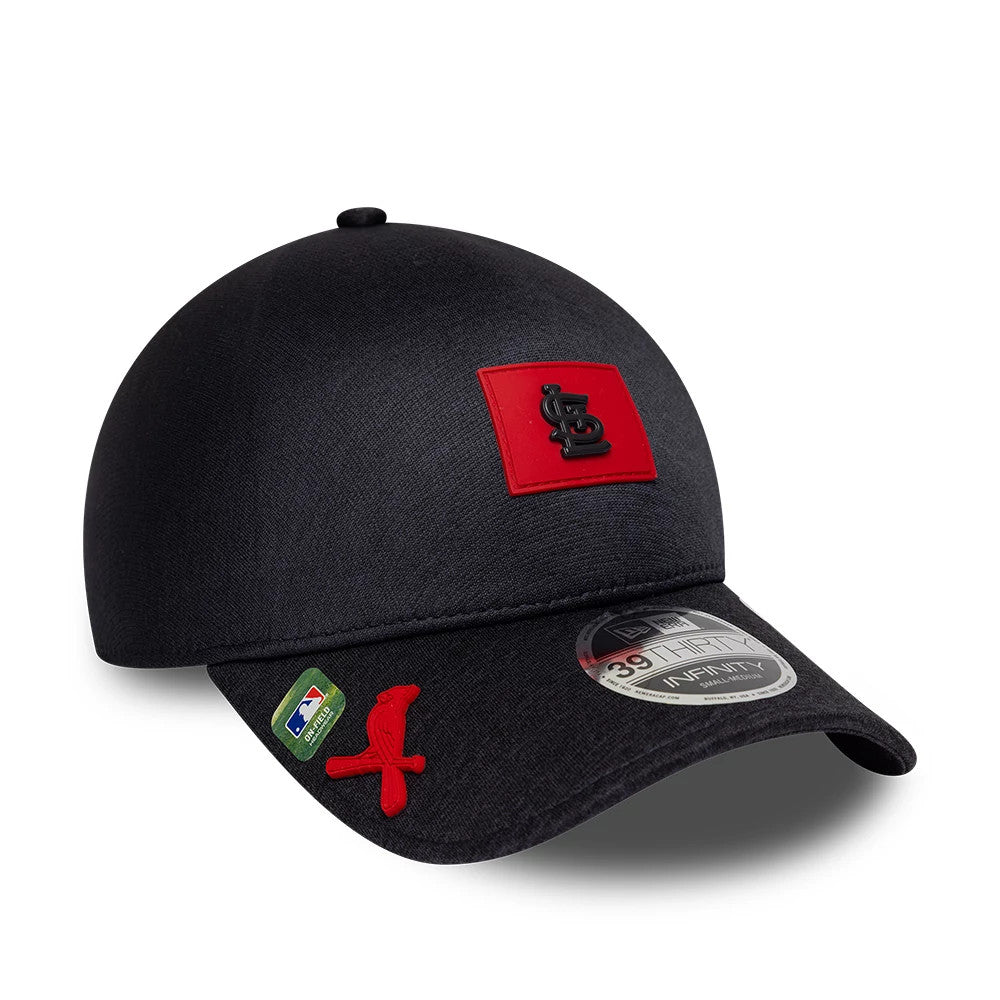 St. Louis Cardinals MLB Clubhouse Black New Era 39THIRTY Infinity Stretch Fit Cap, front view showing a raised black STL logo on a red patch, 39THIRTY size sticker, and red bird logo on the black curved visor.