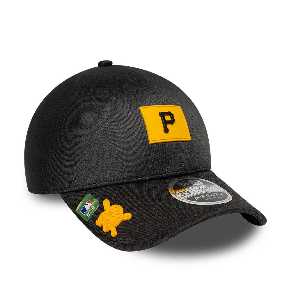 Pittsburgh Pirates MLB Clubhouse Black New Era 39THIRTY Infinity Stretch Fit Cap, three-quarter view showing a raised black embroidered P on a yellow patch on the front panel, with an MLB Batterman pin and a yellow pirate emblem on the curved visor.