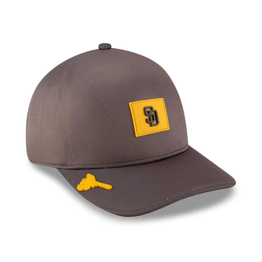 San Diego Padres MLB Clubhouse Dark Brown New Era 39THIRTY Infinity Stretch Fit Cap, three-quarter view showing a raised SD logo on a yellow front patch and a small yellow pin on the dark brown curved visor.