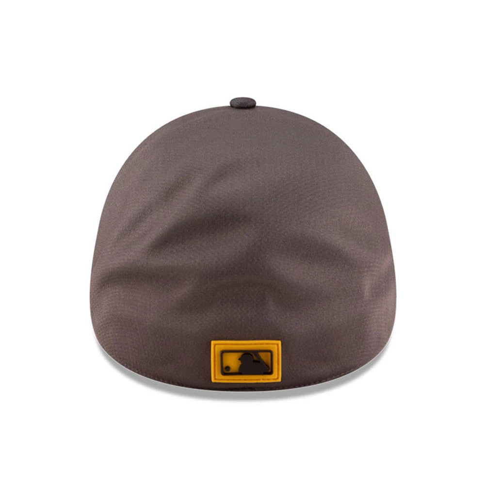 San Diego Padres MLB Clubhouse Dark Brown New Era 39THIRTY Infinity Stretch Fit Cap, rear view showing the yellow and black MLB Batterman logo at the centre of the back panels, set on the contoured dark brown crown.