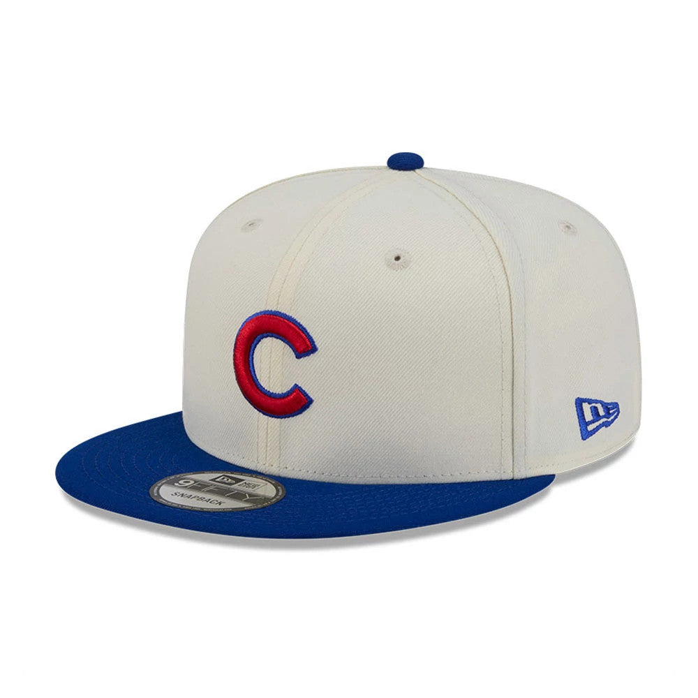 Chicago Cubs MLB Localized White New Era 9FIFTY Snapback Adjustable Cap, three-quarter view with a red and blue embroidered C logo on the front panel, blue flat visor and size sticker, and the New Era flag logo on the left side.