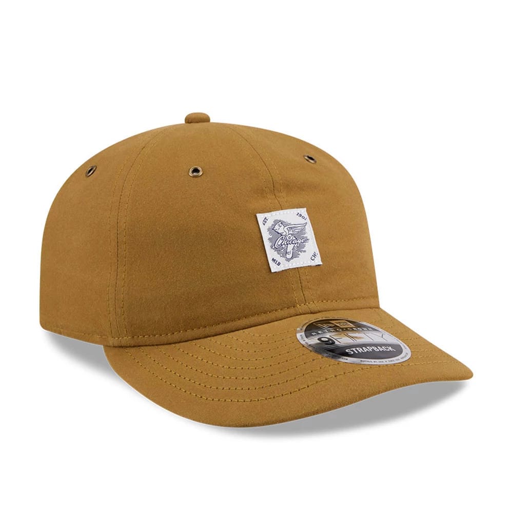 Chicago White Sox MLB Brushed Dark Beige Retro Crown New Era 9FIFTY Adjustable Cap, three-quarter view showing a white patch with the Sox logo on the front panel, a curved visor and a 9FIFTY size sticker on the visor.