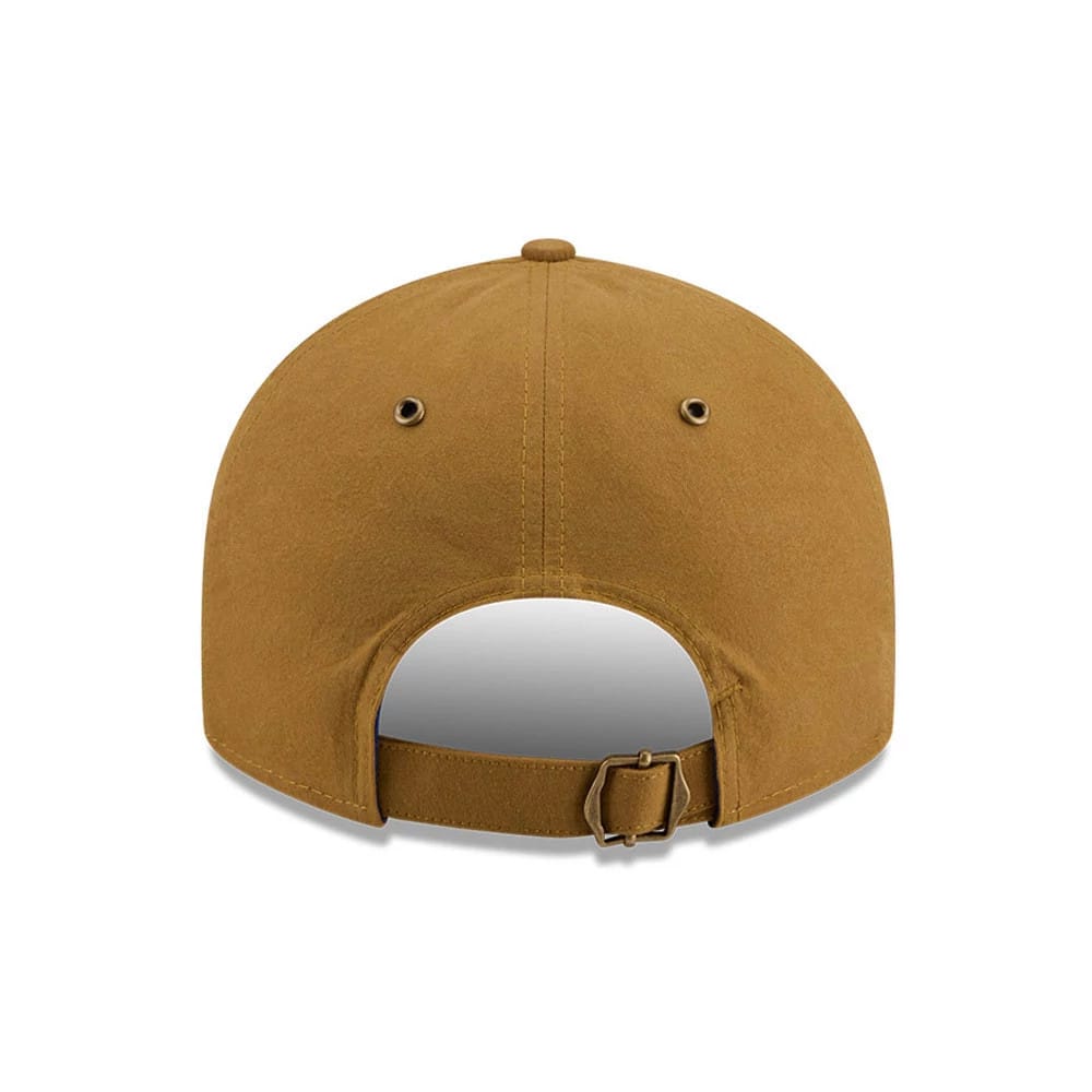 Pictured is this MLB Brushed New York Mets Retro Crown 9FIFTY cap in Dark Beige. 7