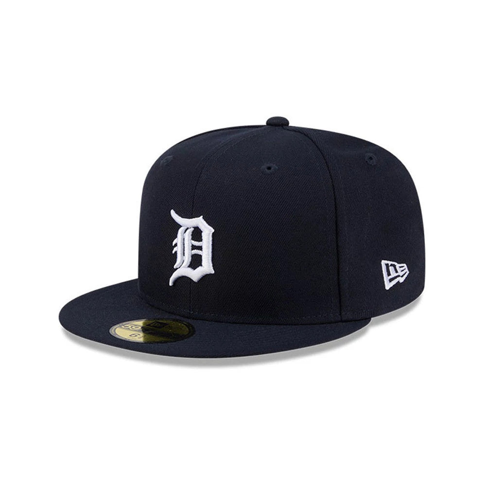 Detroit Tigers MLB Hidden Hit Navy New Era 59FIFTY Fitted Cap, front view showing the white embroidered D logo on the structured navy crown, with a flat visor and a gold 59FIFTY size sticker.