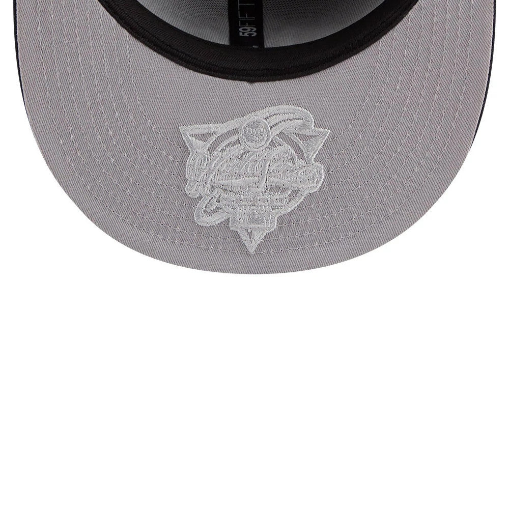 New York Yankees MLB Hidden Hit Navy New Era 59FIFTY Fitted Cap, inside view featuring grey undervisor with detailed white embroidered design and black sweatband, alongside the 59FIFTY taping.