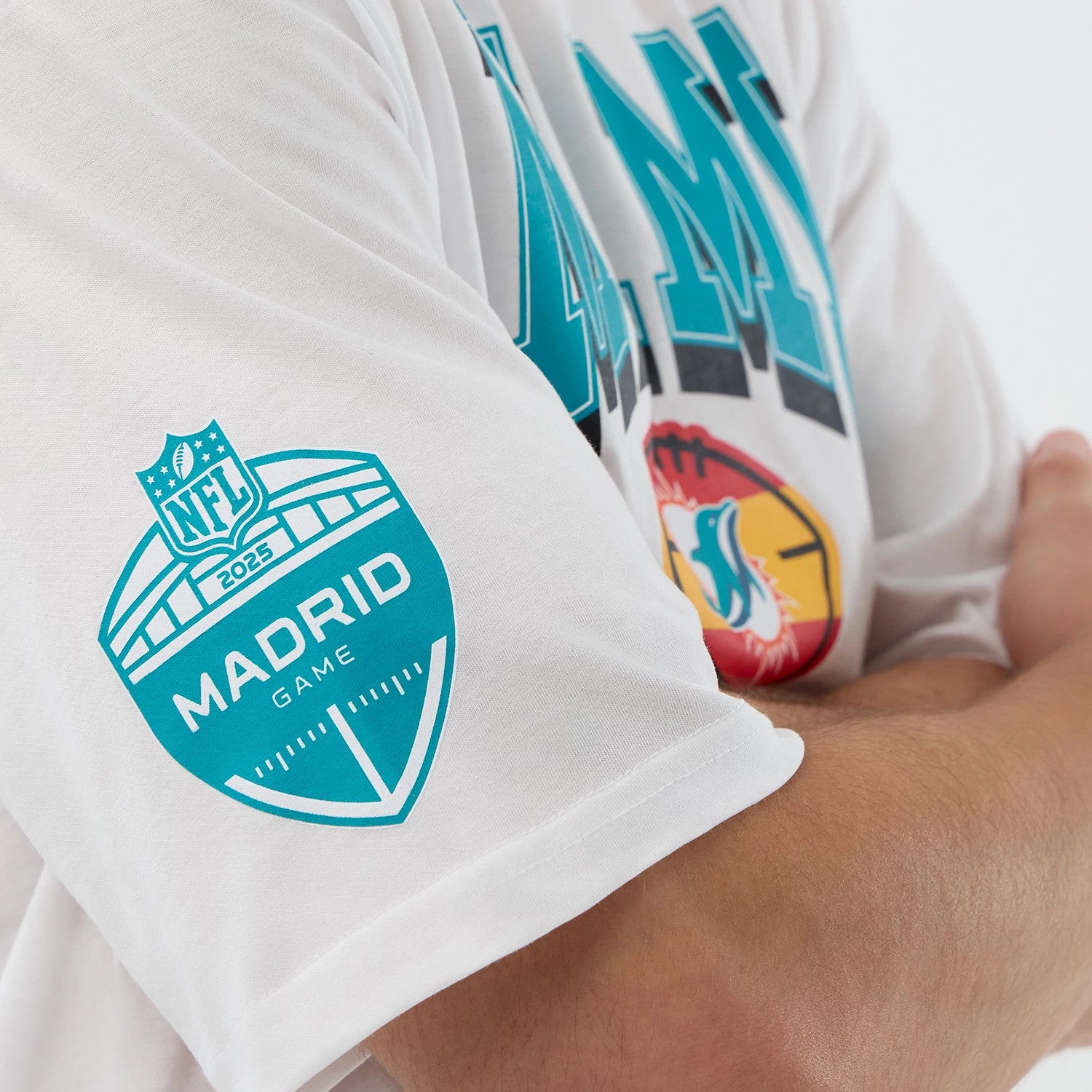 The Male model is wearing a Miami Dolphins NFL International Series Games Madrid White Oversized T-Shirt 4